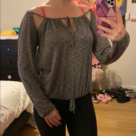 Wallflower • Cutout Detail Knot Top - Picture 11 of 11